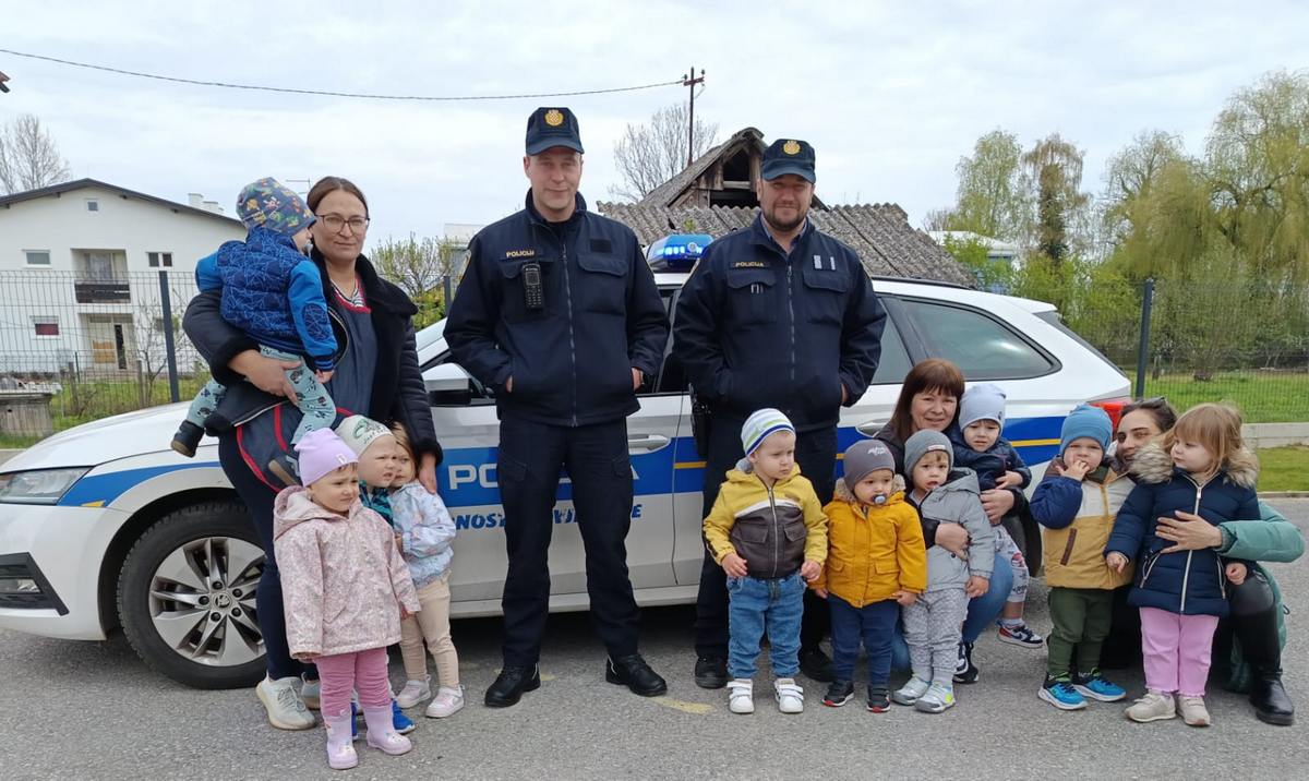 Policijska postaja Sunja sa djecom na raskrižju